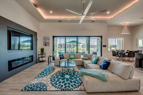 Villa Mangifera with Salt Water Pool & Spa, EV-Loading - Tap to explore photos