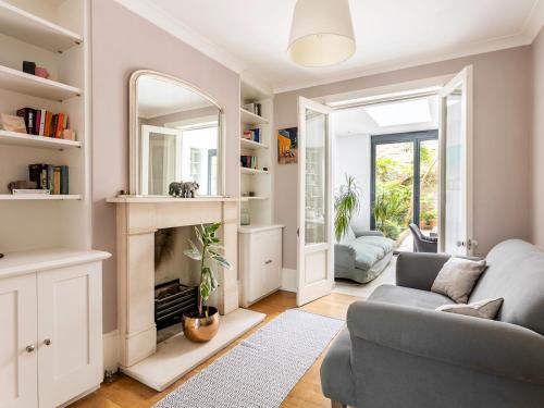 B&B Londres - Gorgeous Garden TownHouse 6 Min Walk To Hammersmith Station Pass The Keys - Bed and Breakfast Londres