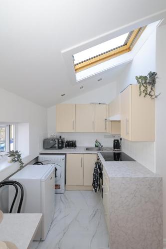 Cosy 1 Bedroom Top Floor Apartment on Edgware Road, Londres (foto 10)