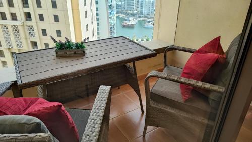 La buena vida holiday homes - Deluxe 3 bedroom apartment on the beach, Dubai