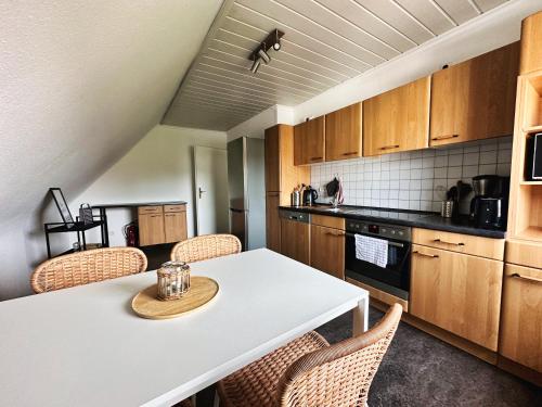 Dg-wohnung Mit Sonnigem Balkon - Marburg