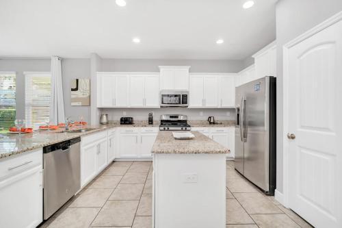 12 Mins Disney & 6BR Resort Home in Davenport, USA