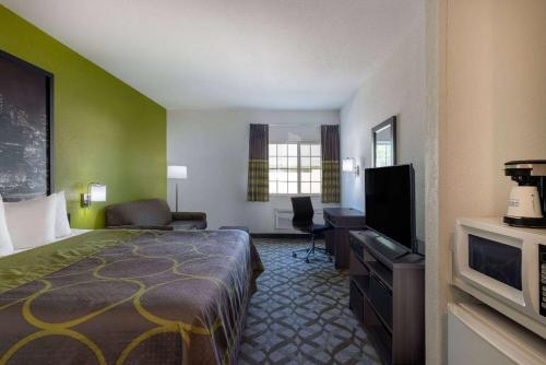 Super 8 by Wyndham De Soto Super 8 by Wyndham De Soto