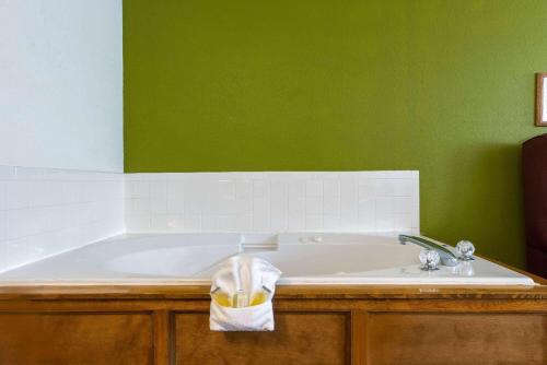 Super 8 by Wyndham De Soto Super 8 by Wyndham De Soto