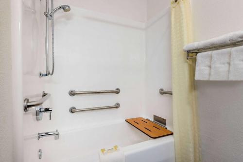 Super 8 by Wyndham De Soto Super 8 by Wyndham De Soto