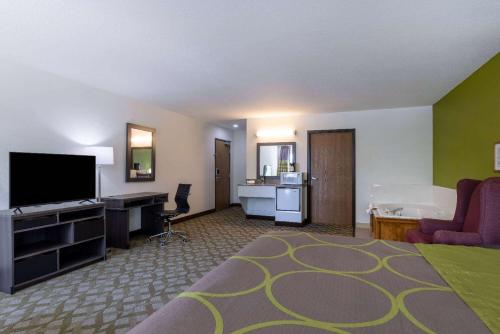 Super 8 by Wyndham De Soto - image 10