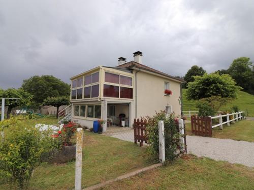 Gîte Authentique avec Jardin, Terrasse et WiFi près de Salers et Puy Mary - FR-1-742-153 gîte à louer Chambre