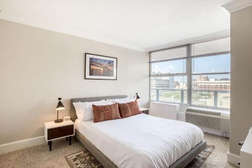 CozySuites 800 Tower 2BR with gym! 28 in Louisville, USA