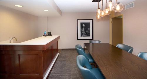 Embassy Suites Seattle - North/Lynnwood - image 11