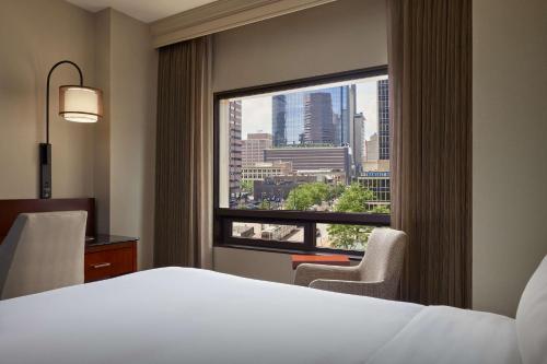 Queen Guest Room with City View