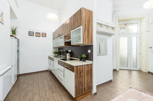 Real Apartments Lovag - image 11