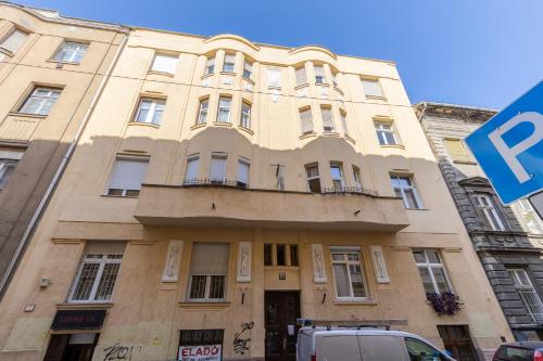 Real Apartments Lovag - image 5