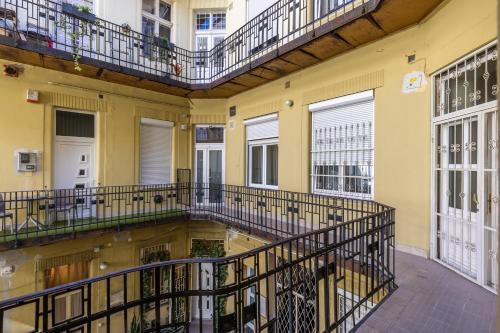 Real Apartments Lovag - image 9