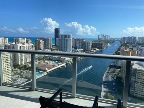 King bed kitchen and dining area Apmt in Miami in Hallandale Beach, USA