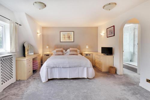 Pass the Keys Large family home in picturesque village