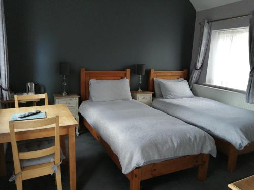 Large Double or Twin Room image 8