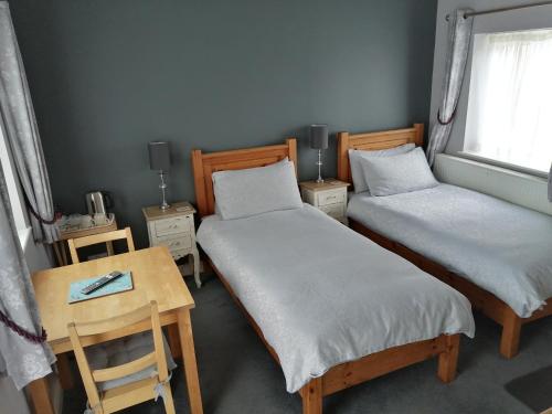 Large Double or Twin Room image 9