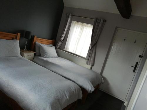 Large Double or Twin Room image 7