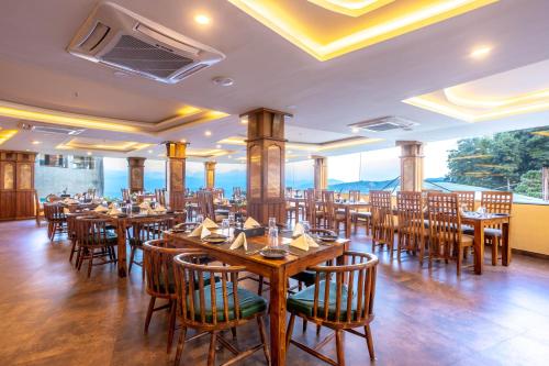 餐廳, 艾岡圖克度假村 (Aagantuk Resort) in 圖利凱爾