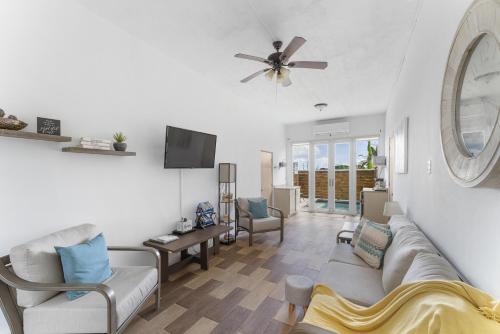 2 Bedroom 1 Bath Tropical Suites at 413 - image 10
