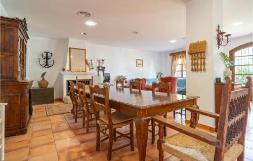 Awesome Home In Teba With Kitchen