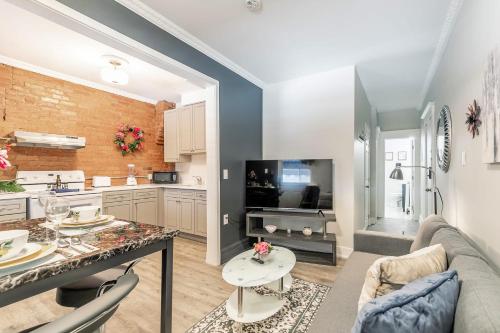 Upscale 2BR with King Bed - Prime Location