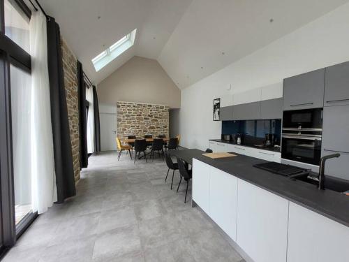кухня, Maison familiale proche plages avec jacuzzi in Tréflez