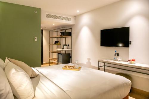 Deluxe Double with Balcony image 4