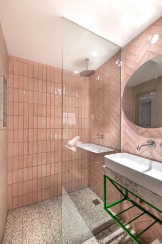 Superior Room with Balcony image 2
