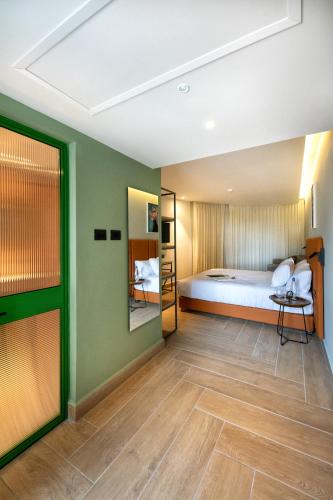 Deluxe Double with Seating Area and Balcony image 4