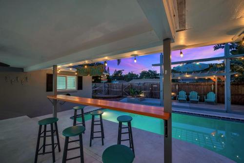 Heated Pool House: Beach 3Miles · Bar · BBQ & GYM!