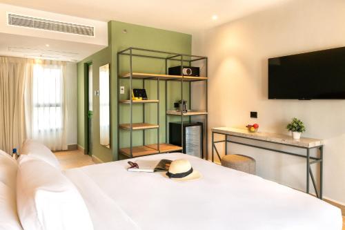 Deluxe Double with Seating Area and Balcony image 5