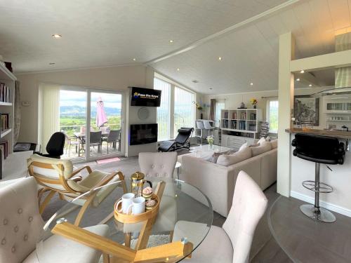 Pass the Keys Beautiful Kippford Hilltop Lodge with Amazing View