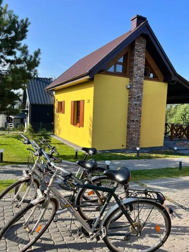 Exterior view of Brzozowe Wzgorze z jacuzzi i rowerami