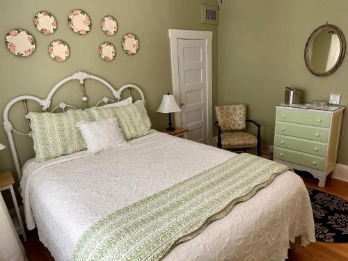 Red Rocker Inn - image 3