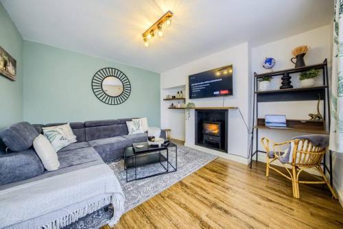 LOW RATE 4 Bedroom House in Coventry, Sleeps 10, with Fireplace, Free Unlimited Wi-Fi and 2 Car Parking 53QMC