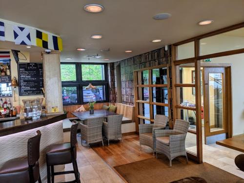 مطعم, Marina View in Mount Batten