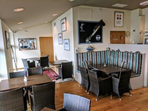 مطعم, Marina View in Mount Batten