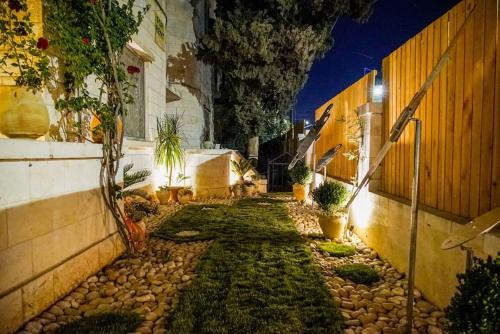 Dreamy White Minimalist 2 Bed/Bath with Garden - image 7