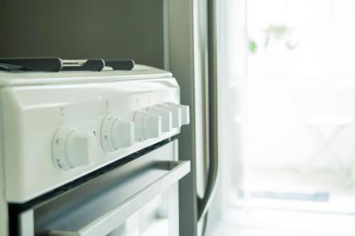 Dreamy White Minimalist 2 Bed/Bath with Garden - image 9