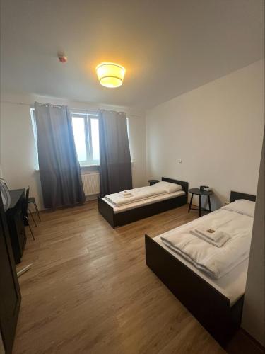 2 twin beds