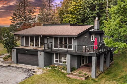. Picturesque Retreat with Pool & Sauna on Rolling Hills Estate