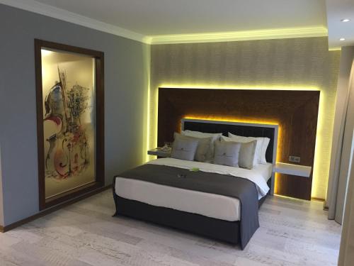 1 king bed, 2 twin beds