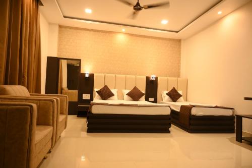 1 double bed, 1 twin bed