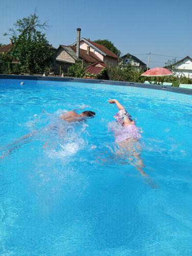 สระว่ายน้ำ, Apartments Bakine Carolije in คารานัค