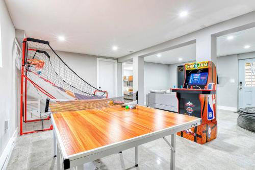 Its more FUN here! Home with Game Room & HOT TUB in Long Pond, Vereinigte Staaten von Amerika