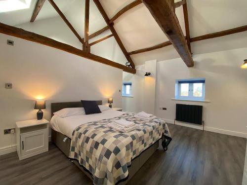 Spacious 4 bedroom, 4 bathroom barn conversion home with private garden and free parking