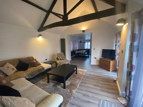 Spacious 4 bedroom, 4 bathroom barn conversion home with private garden and free parking