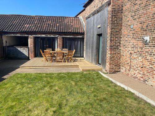 Spacious 4 bedroom, 4 bathroom barn conversion home with private garden and free parking