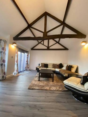 Spacious 4 bedroom, 4 bathroom barn conversion home with private garden and free parking